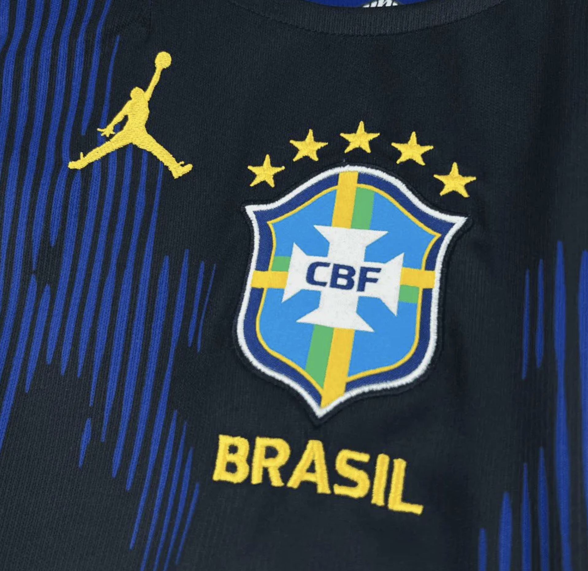 Camisa Brasil Azul 2026 — Detalhe Emblema